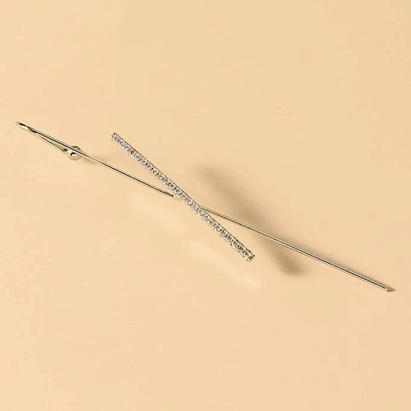 ⚜️[𝟯/$𝟭𝟴]⚜️NEW CZ Crisscrossed Pave Ear Hook Crawler Earring - Picture 6 of 8